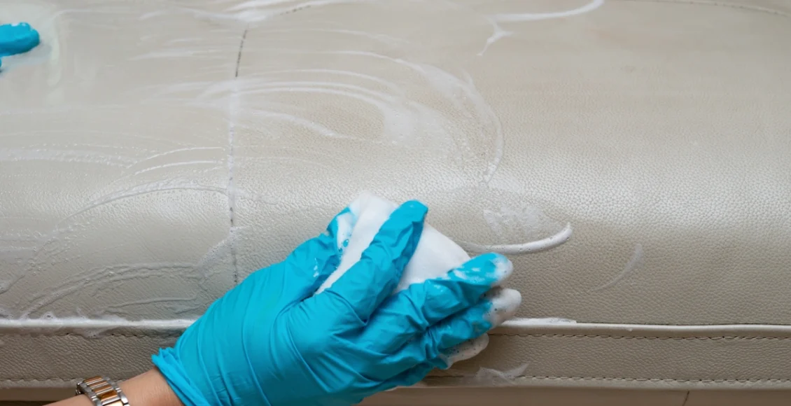 Como limpar sofá de couro dicas essenciais para todo tipo de couro