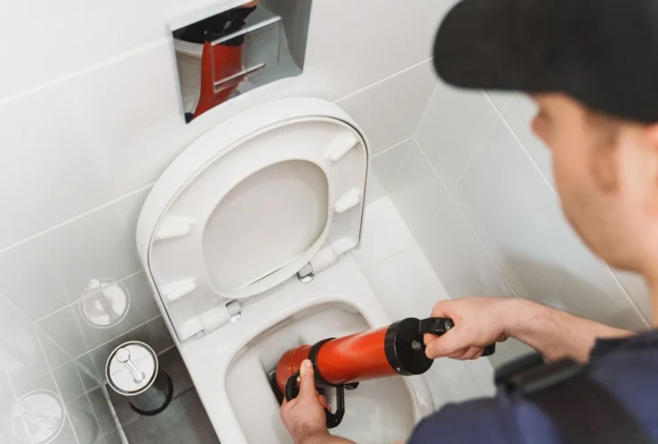 Como desentupir vaso sanitário, truques rápidos e seguros