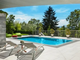Piscina de fibra vs. alvenaria a batalha definitiva de custo-benefício!